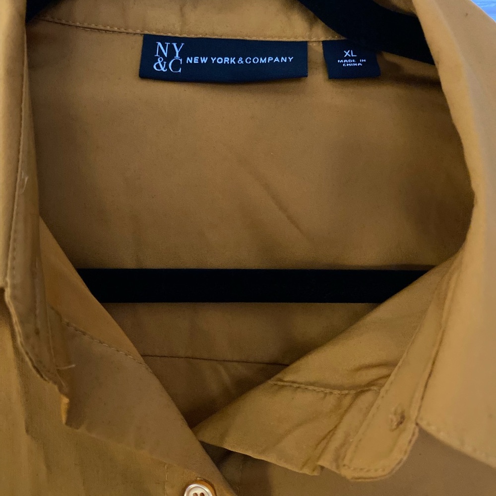 Woman’s Button down - Picture 2 of 4
